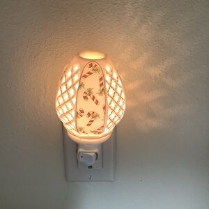 Sorelle‎ porcelain china vintage Christmas lattice plug in night light